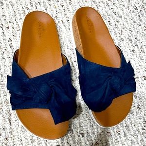CASLON suede bow slides navy